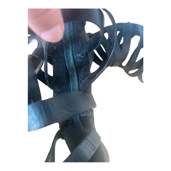 🔥Guess Black Strappy High Heels, Size 6🔥 - Picture 4 of 5